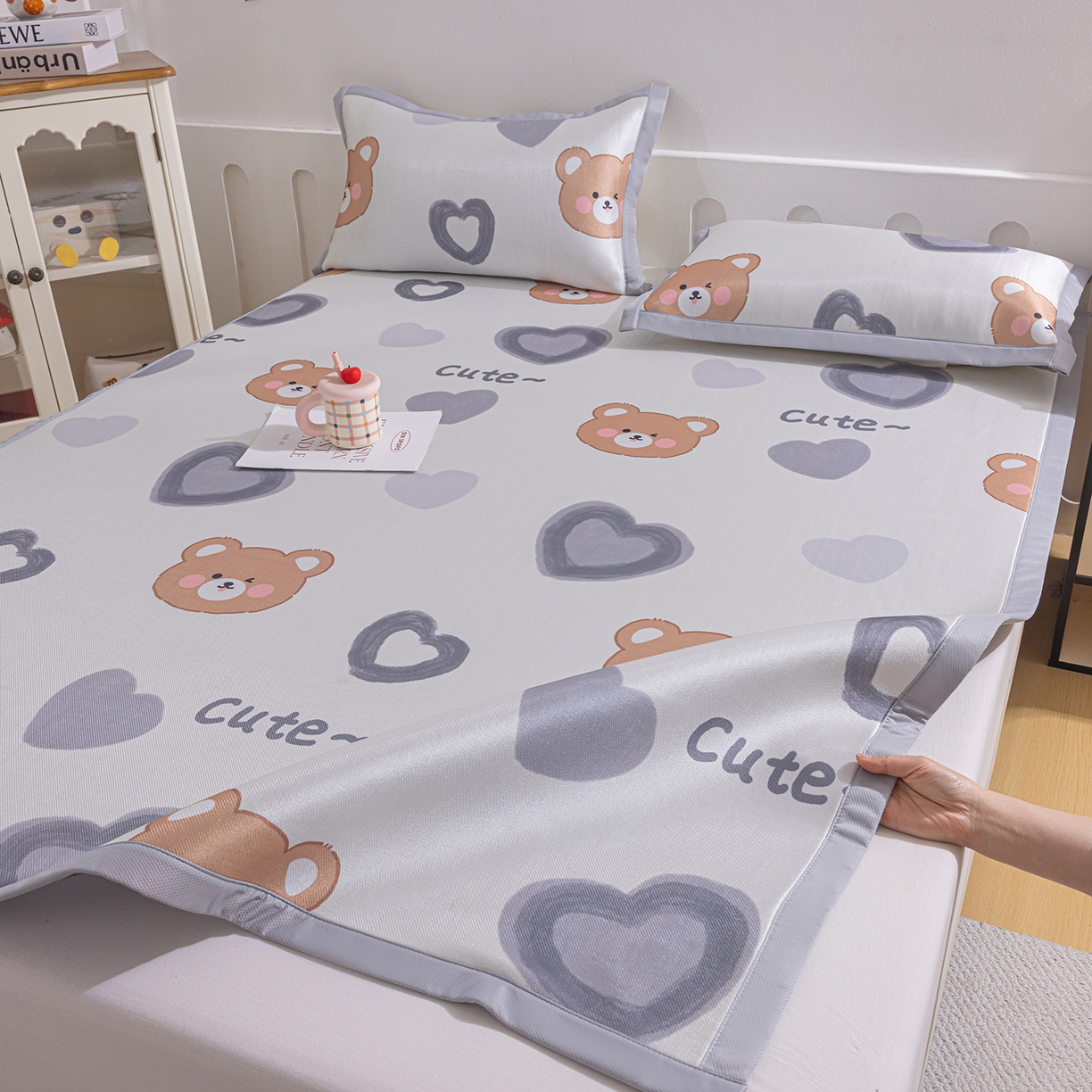 91家纺网 家纺一手货源 找家纺 小萌虎 2026新款碳光冰丝席平铺款床席款 爱心熊