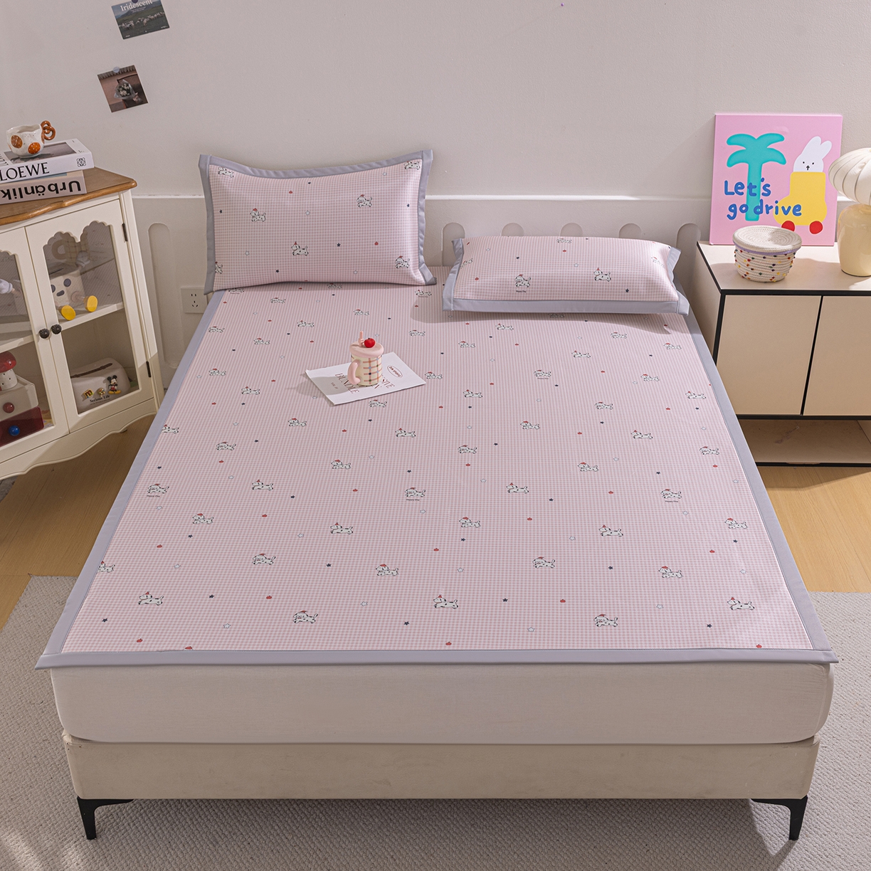 91家纺网 家纺一手货源 找家纺 小萌虎 2026新款碳光冰丝席平铺款床席款 斑点狗-粉