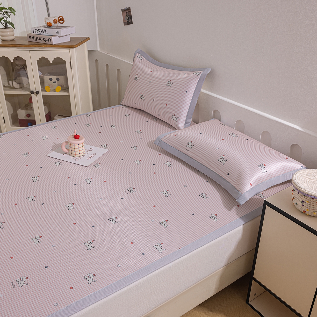 91家纺网 家纺一手货源 找家纺 小萌虎 2026新款碳光冰丝席平铺款床席款 斑点狗-粉