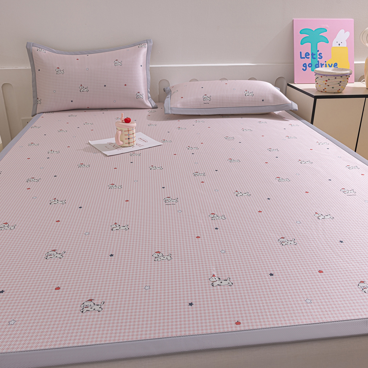 91家纺网 家纺一手货源 找家纺 小萌虎 2026新款碳光冰丝席平铺款床席款 斑点狗-粉