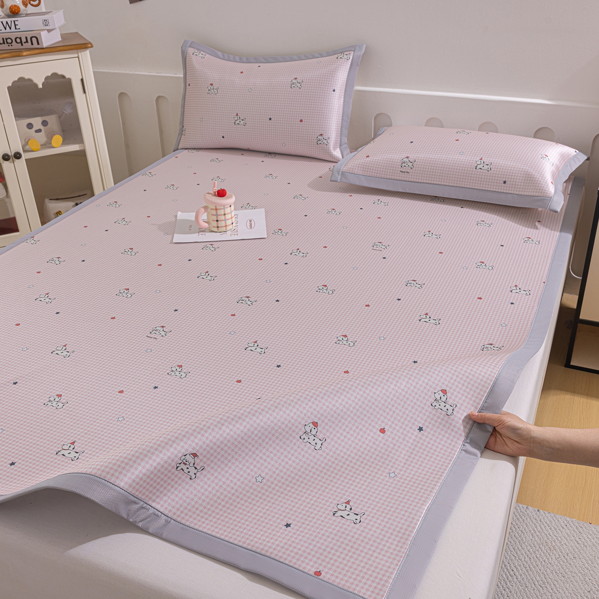 91家纺网 家纺一手货源 找家纺 小萌虎 2026新款碳光冰丝席平铺款床席款 斑点狗-粉