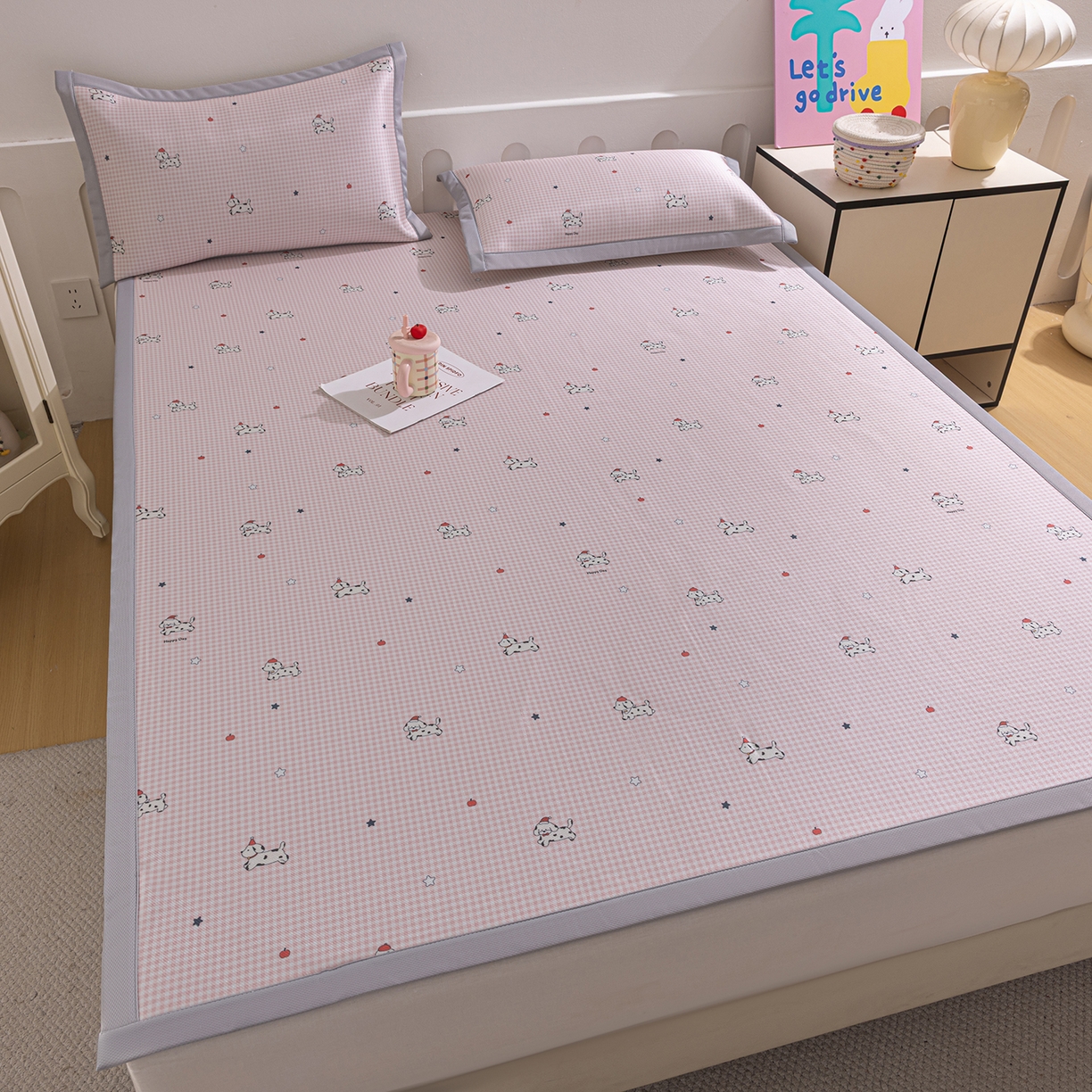 91家纺网 家纺一手货源 找家纺 小萌虎 2026新款碳光冰丝席平铺款床席款 斑点狗-粉