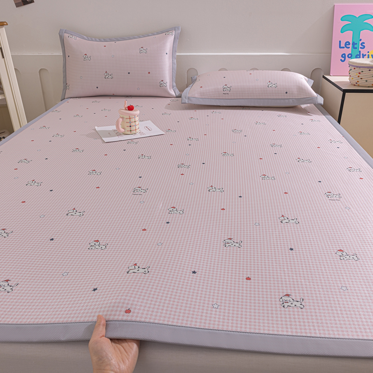 91家纺网 家纺一手货源 找家纺 小萌虎 2026新款碳光冰丝席平铺款床席款 斑点狗-粉