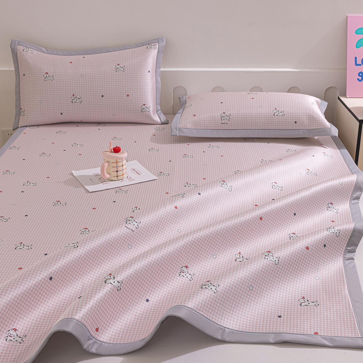 91家纺网 家纺一手货源 找家纺 小萌虎 2026新款碳光冰丝席平铺款床席款 斑点狗-粉