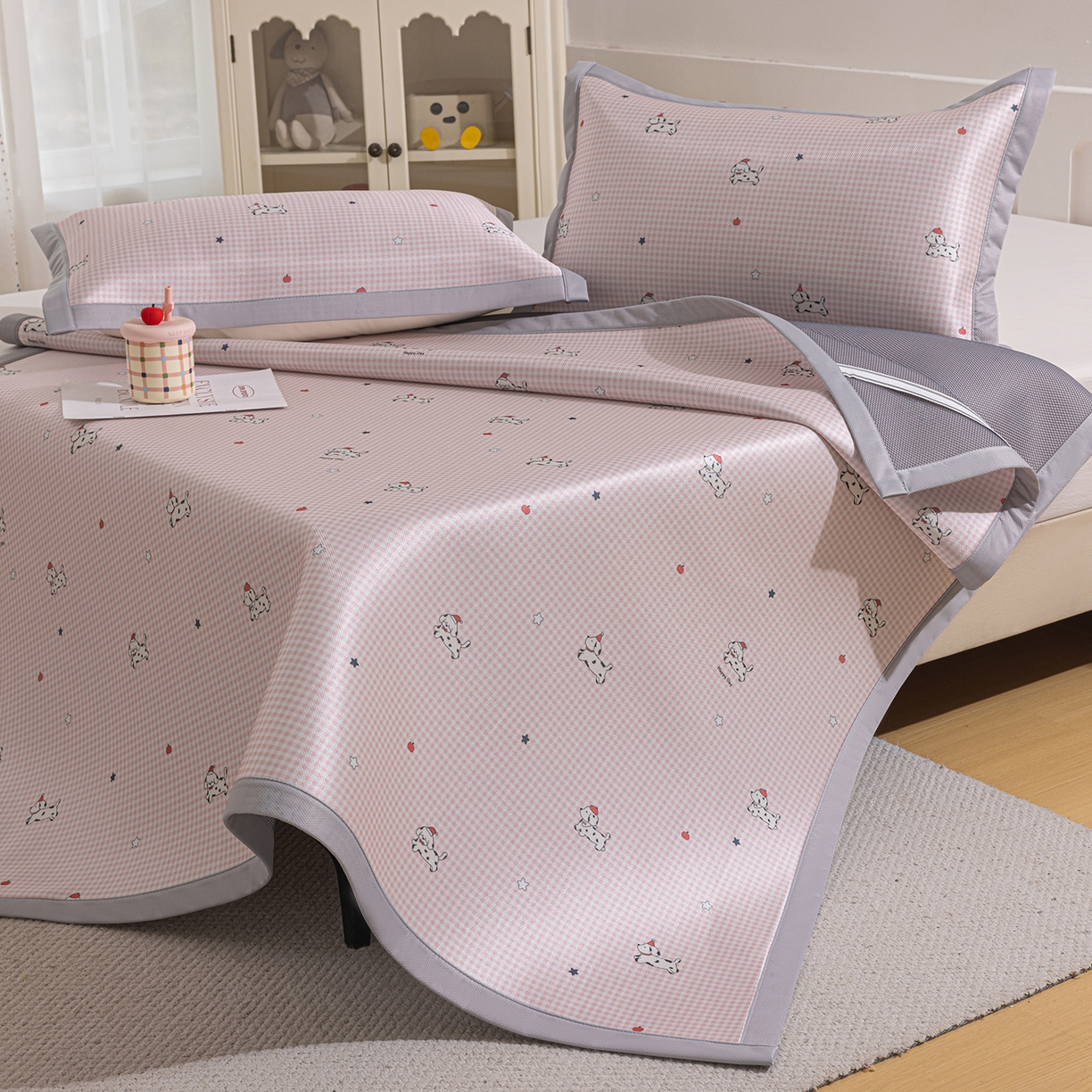 91家纺网 家纺一手货源 找家纺 小萌虎 2026新款碳光冰丝席平铺款床席款 斑点狗-粉