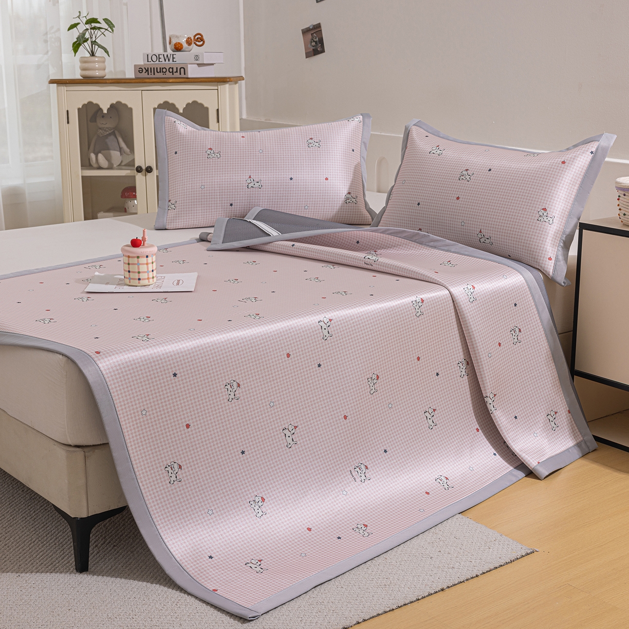 91家纺网 家纺一手货源 找家纺 小萌虎 2026新款碳光冰丝席平铺款床席款 斑点狗-粉