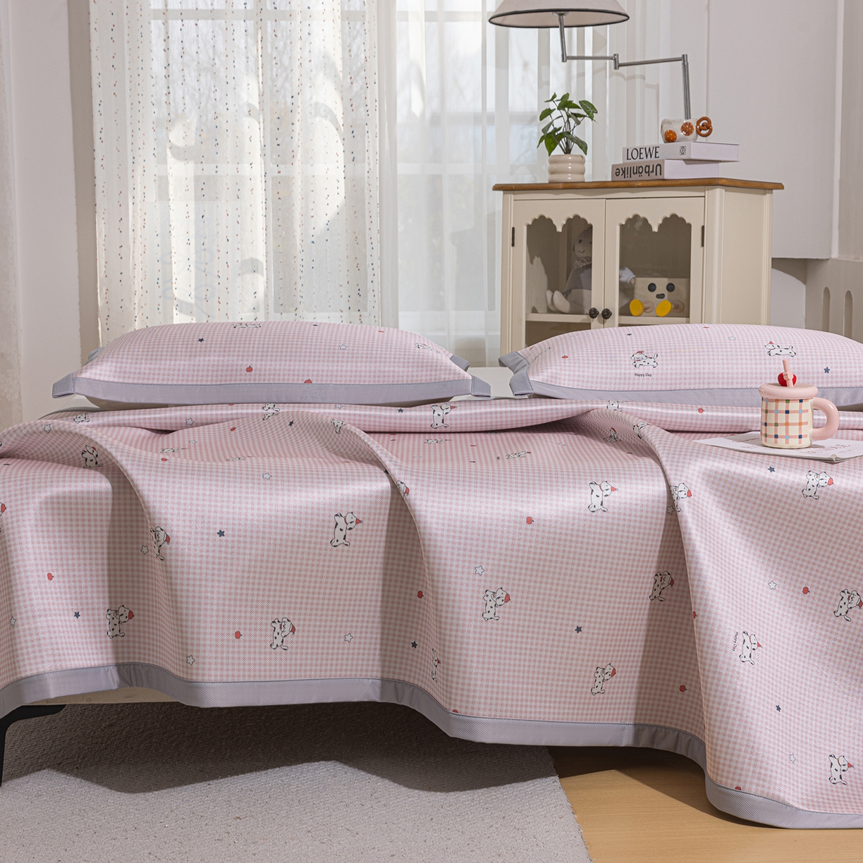 91家纺网 家纺一手货源 找家纺 小萌虎 2026新款碳光冰丝席平铺款床席款 斑点狗-粉