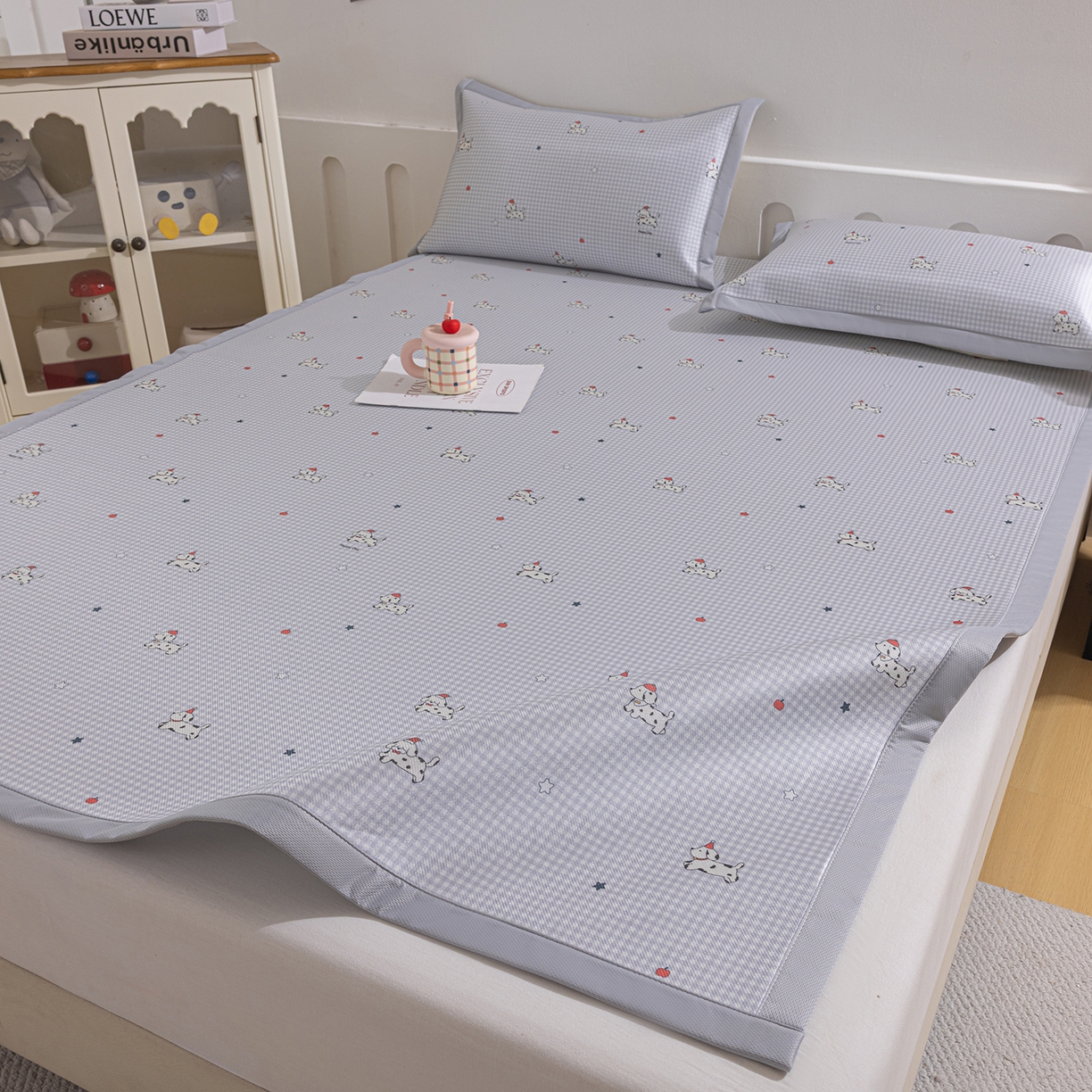 91家纺网 家纺一手货源 找家纺 小萌虎 2026新款碳光冰丝席平铺款床席款 斑点狗-灰