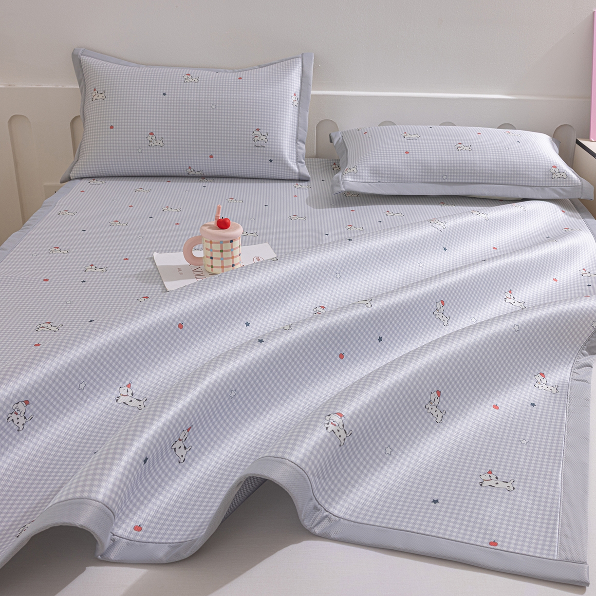 91家纺网 家纺一手货源 找家纺 小萌虎 2026新款碳光冰丝席平铺款床席款 斑点狗-灰