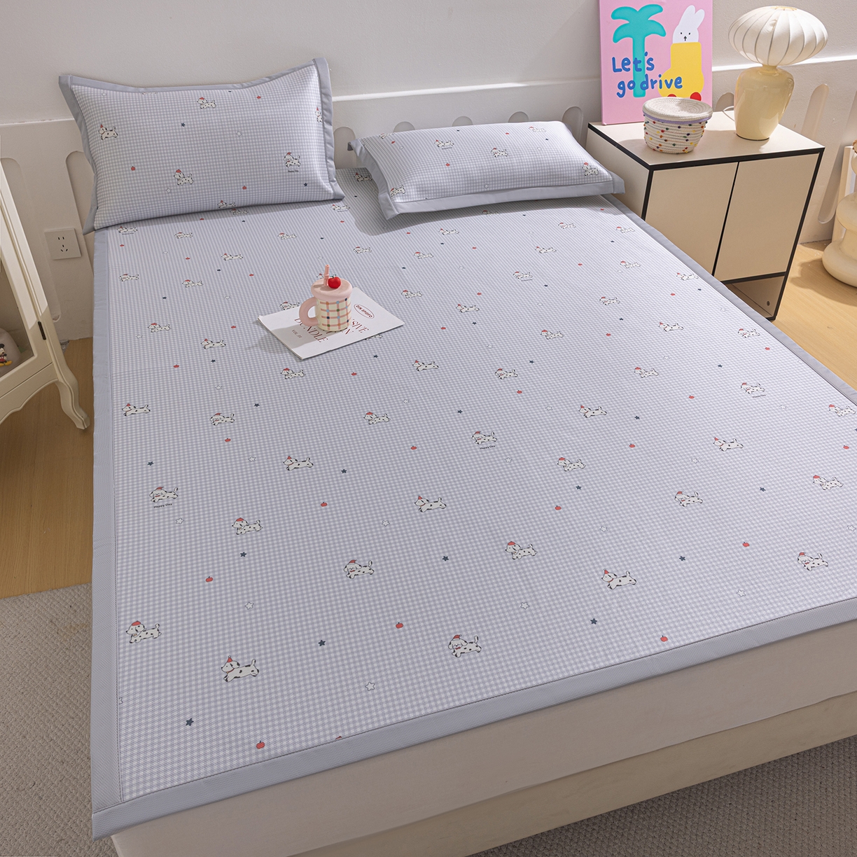 91家纺网 家纺一手货源 找家纺 小萌虎 2026新款碳光冰丝席平铺款床席款 斑点狗-灰