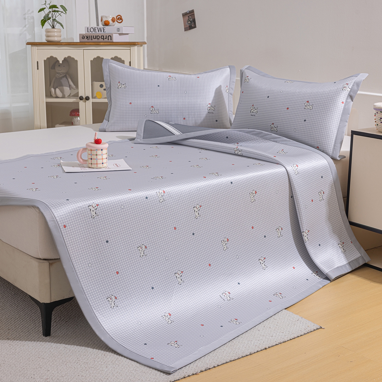 91家纺网 家纺一手货源 找家纺 小萌虎 2026新款碳光冰丝席平铺款床席款 斑点狗-灰