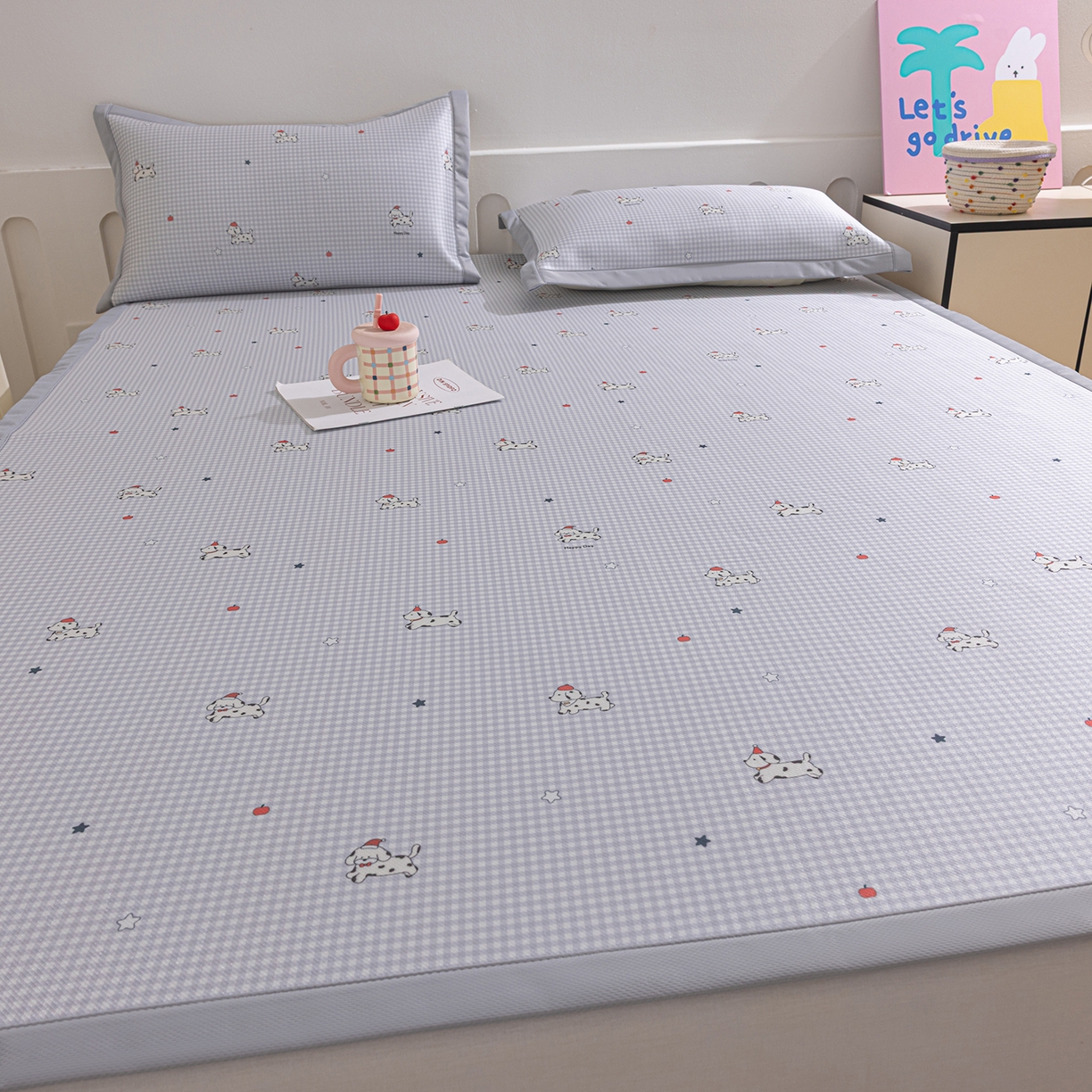 91家纺网 家纺一手货源 找家纺 小萌虎 2026新款碳光冰丝席平铺款床席款 斑点狗-灰