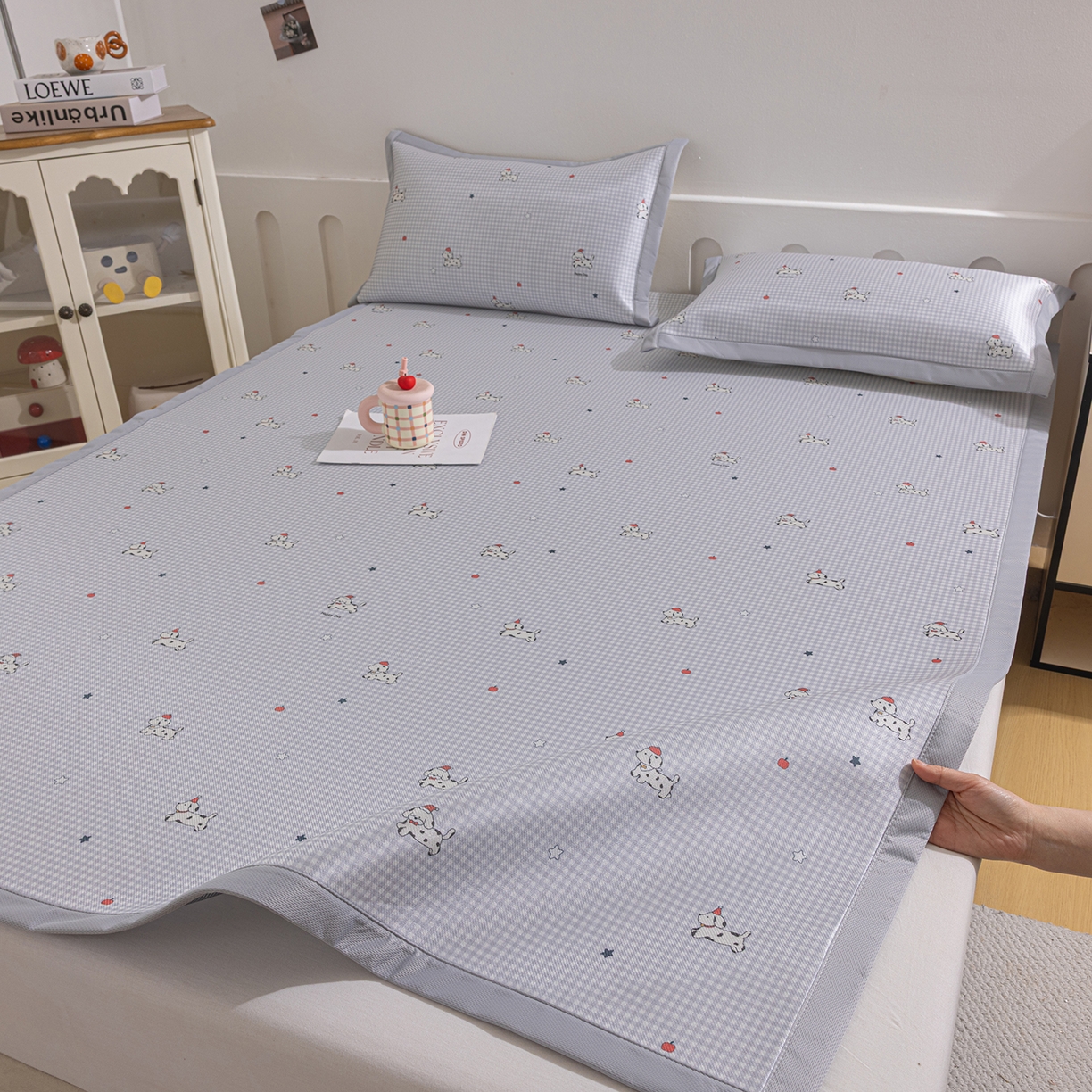 91家纺网 家纺一手货源 找家纺 小萌虎 2026新款碳光冰丝席平铺款床席款 斑点狗-灰