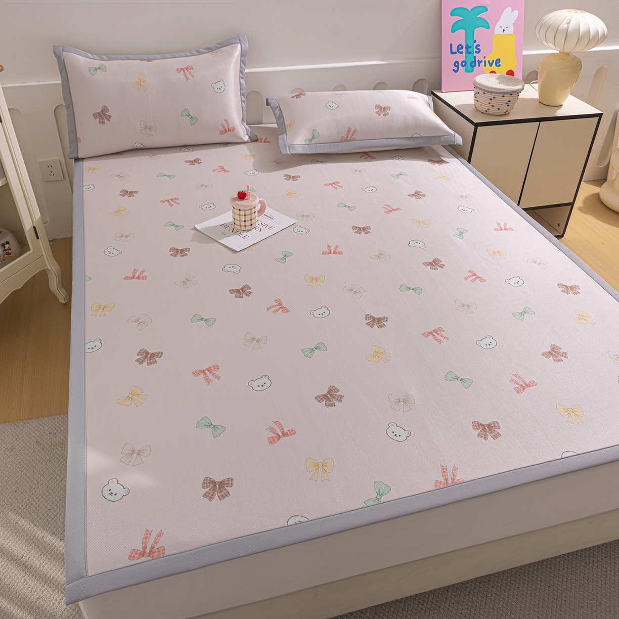 91家纺网 家纺一手货源 找家纺 小萌虎 2026新款碳光冰丝席平铺款床席款 蝴蝶小熊