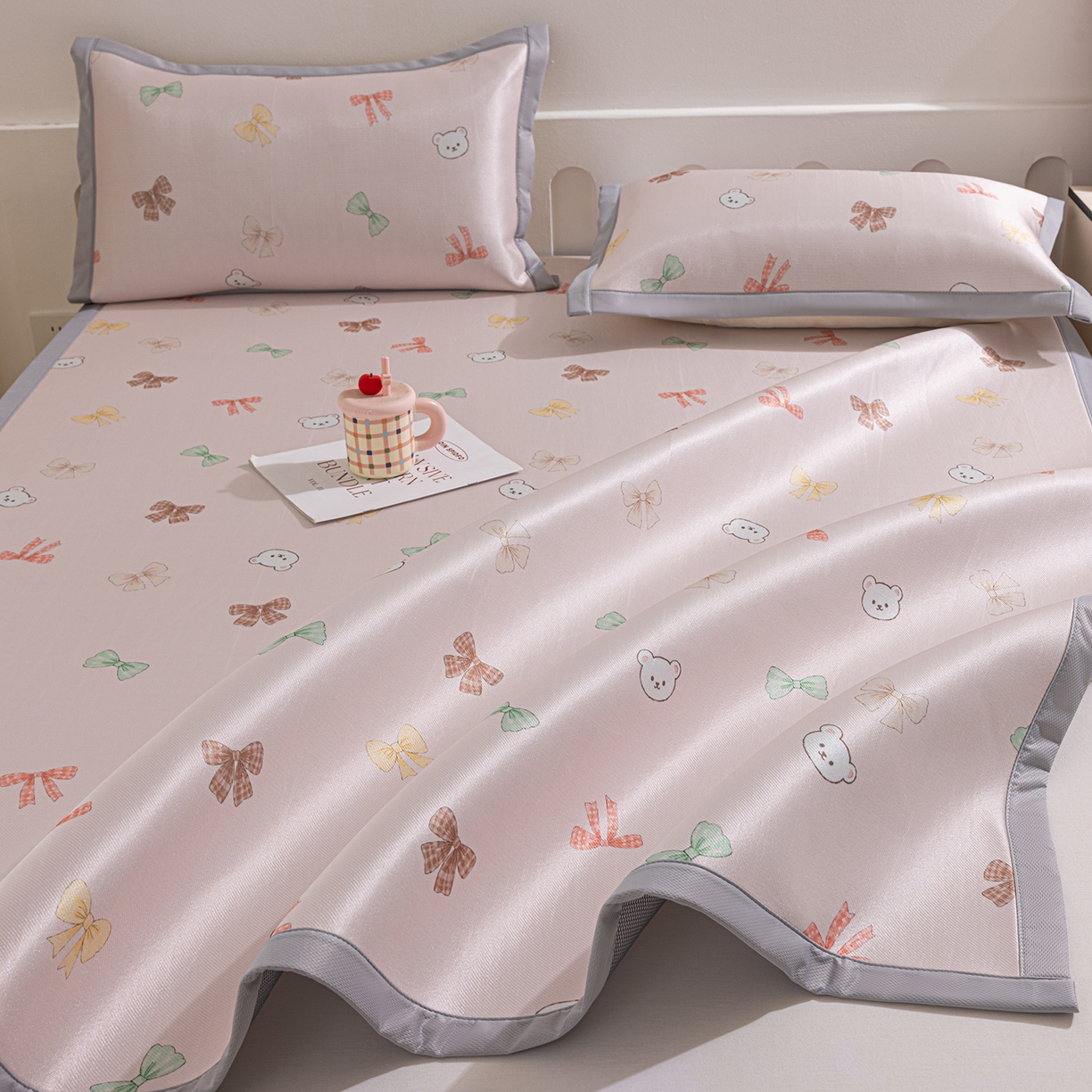 91家纺网 家纺一手货源 找家纺 小萌虎 2026新款碳光冰丝席平铺款床席款 蝴蝶小熊