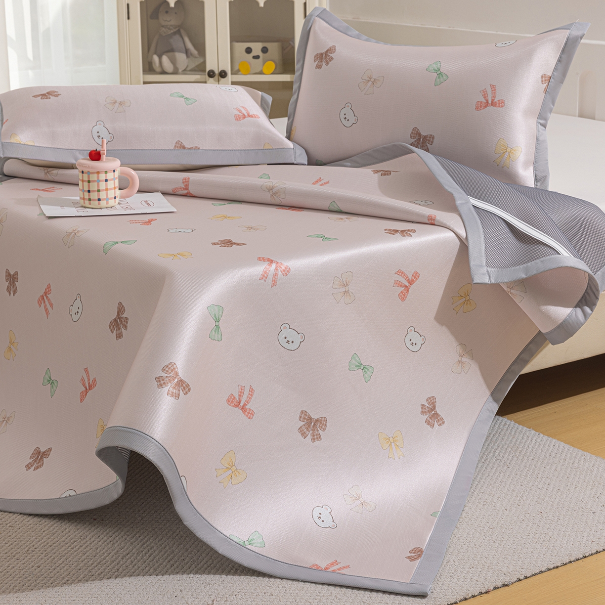 91家纺网 家纺一手货源 找家纺 小萌虎 2026新款碳光冰丝席平铺款床席款 蝴蝶小熊