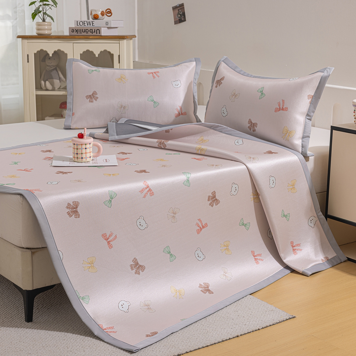 91家纺网 家纺一手货源 找家纺 小萌虎 2026新款碳光冰丝席平铺款床席款 蝴蝶小熊