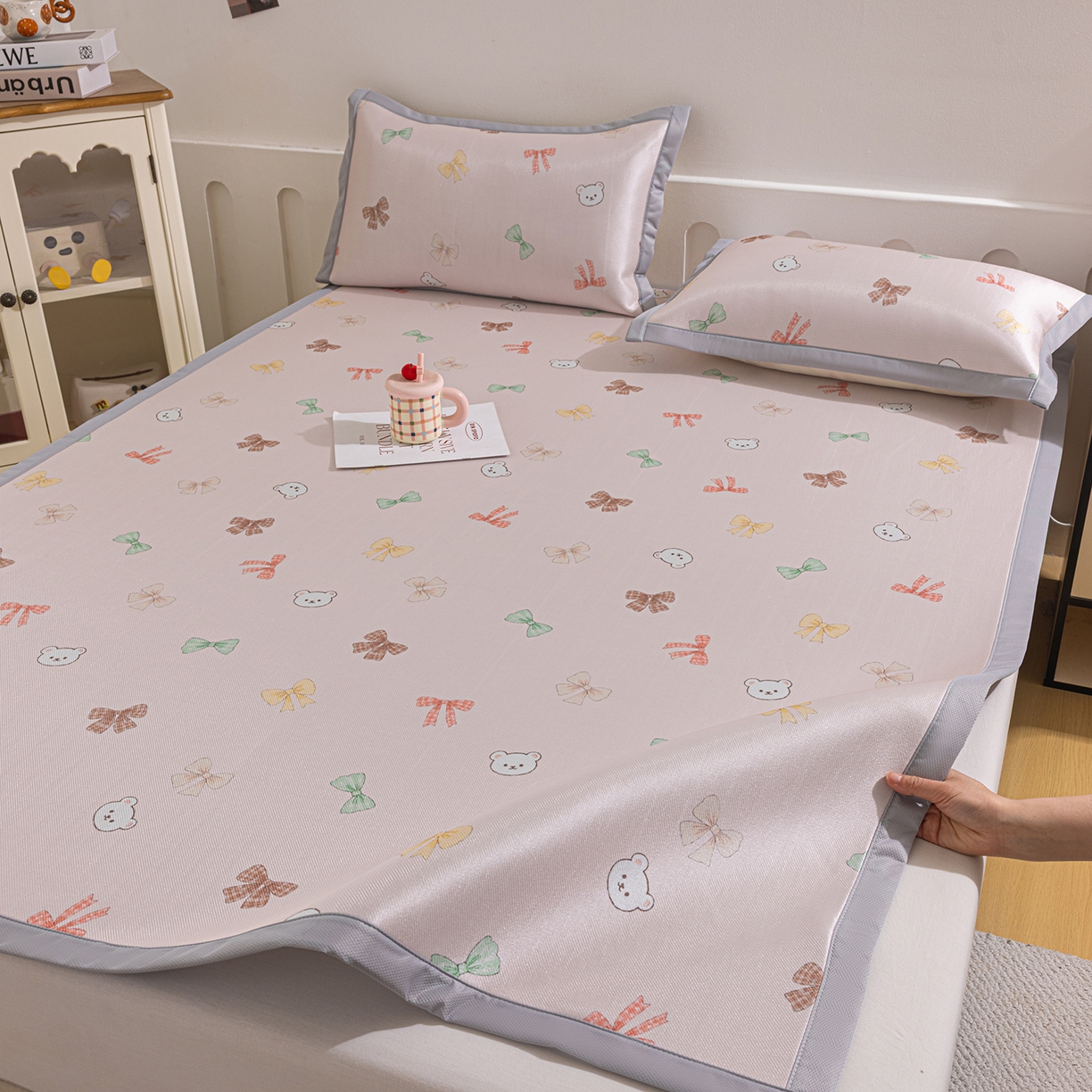 91家纺网 家纺一手货源 找家纺 小萌虎 2026新款碳光冰丝席平铺款床席款 蝴蝶小熊