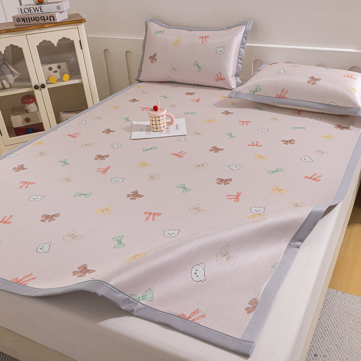 91家纺网 家纺一手货源 找家纺 小萌虎 2026新款碳光冰丝席平铺款床席款 蝴蝶小熊