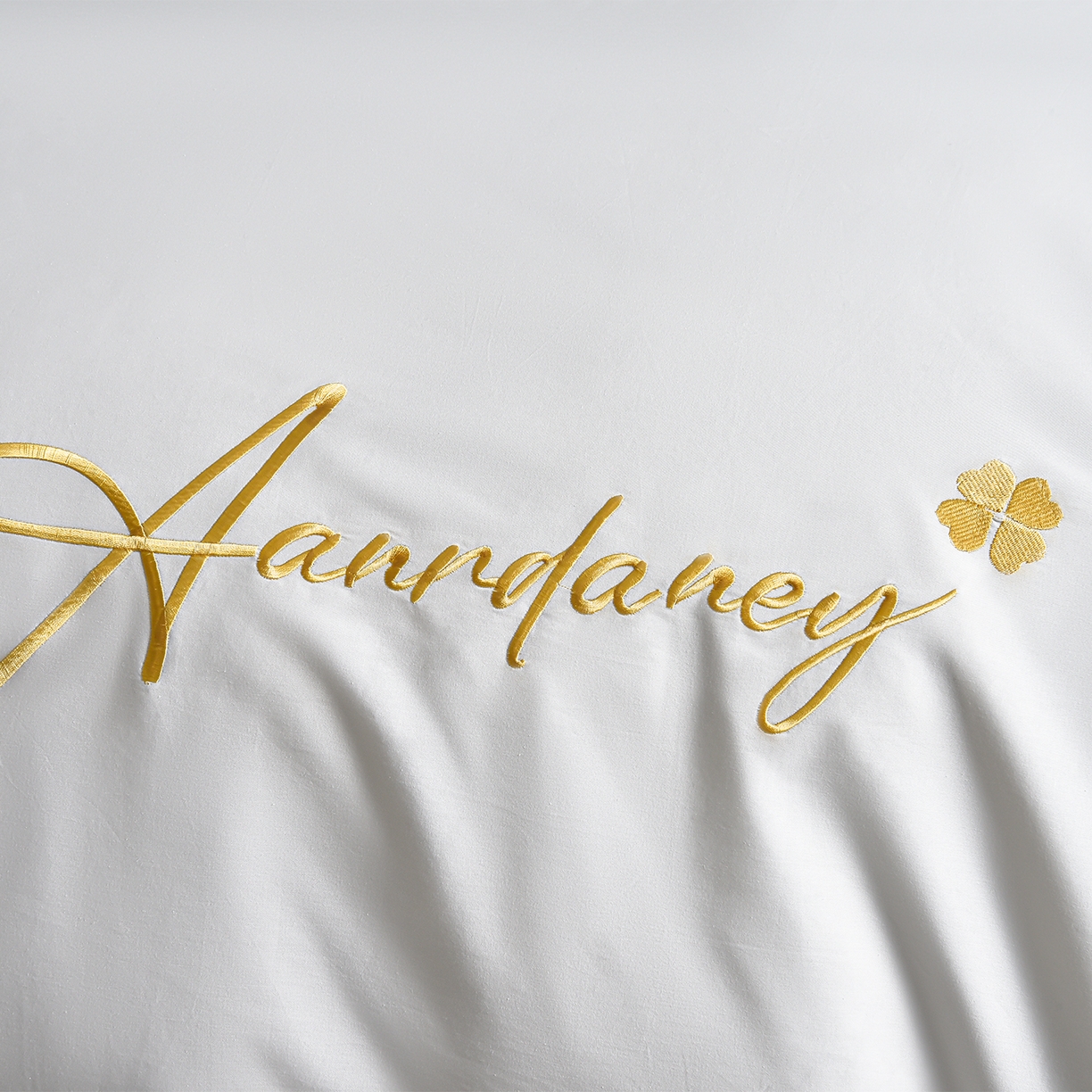 91家纺网 家纺一手货源 找家纺 湘雪家居 2026新款长绒棉高支高密纯棉刺绣四件套-幕镜款 幕镜-雪融白