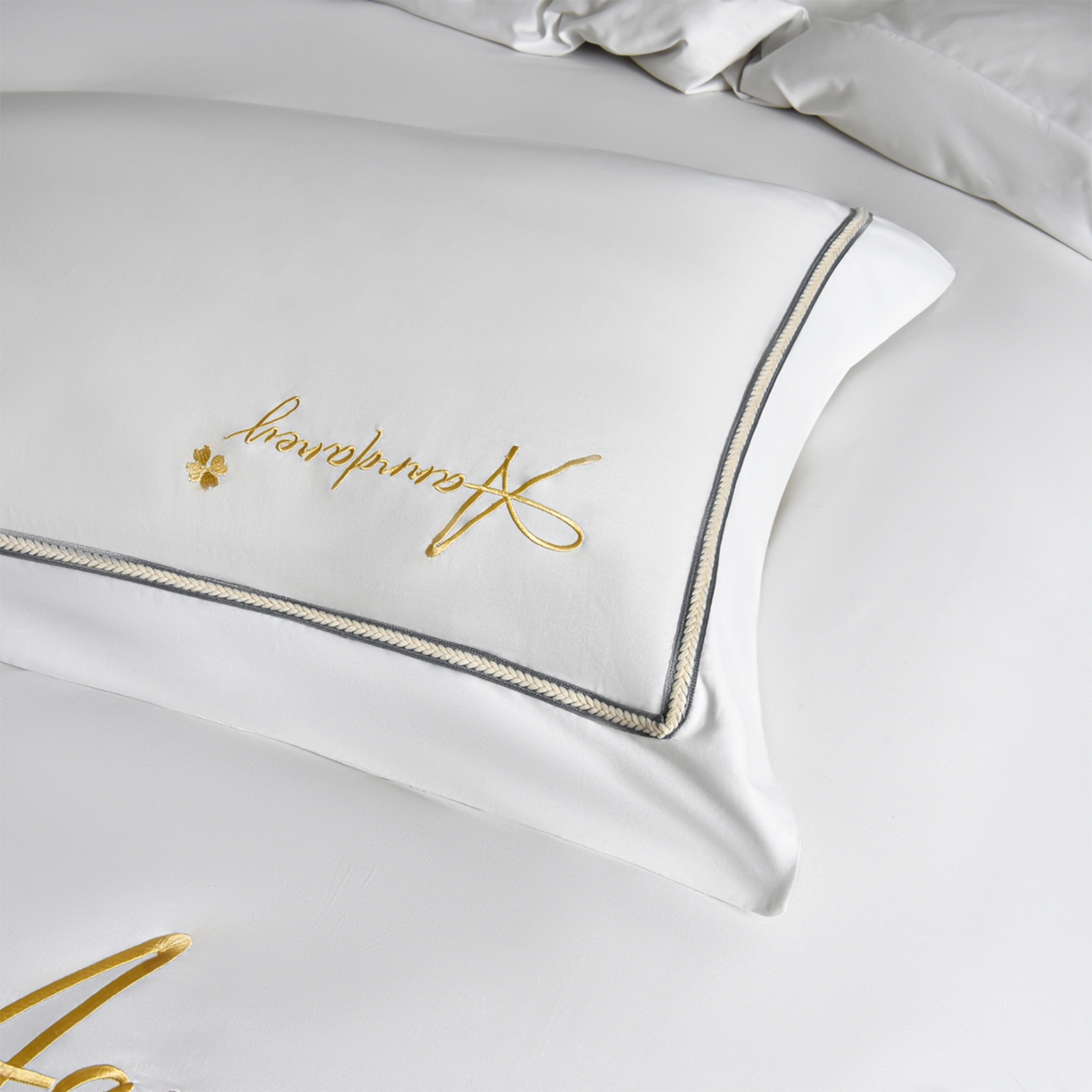 91家纺网 家纺一手货源 找家纺 湘雪家居 2026新款长绒棉高支高密纯棉刺绣四件套-幕镜款 幕镜-雪融白