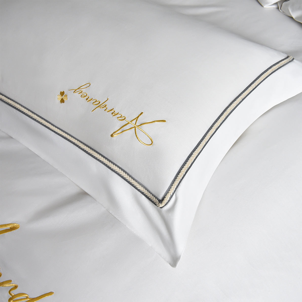 91家纺网 家纺一手货源 找家纺 湘雪家居 2026新款长绒棉高支高密纯棉刺绣四件套-幕镜款 幕镜-雪融白