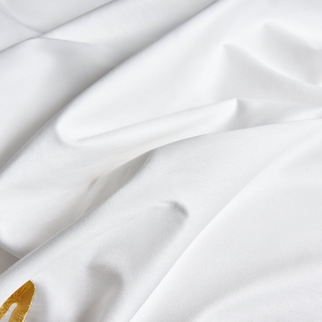 91家纺网 家纺一手货源 找家纺 湘雪家居 2026新款长绒棉高支高密纯棉刺绣四件套-幕镜款 幕镜-雪融白