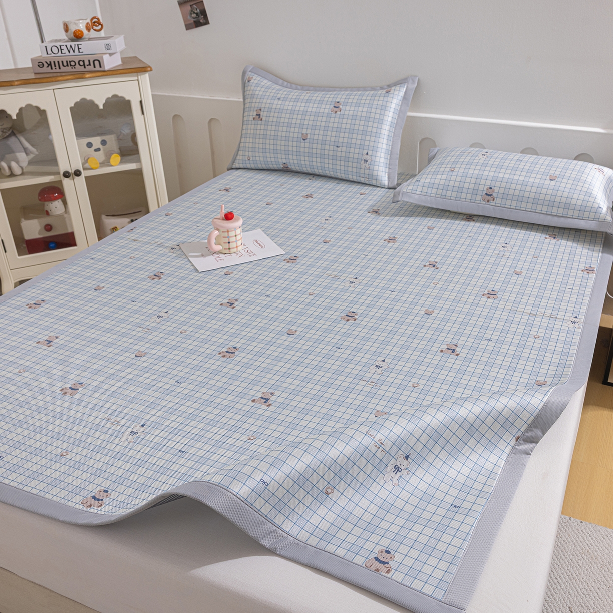 91家纺网 家纺一手货源 找家纺 小萌虎 2026新款碳光冰丝席平铺款床席款 蓝格小熊