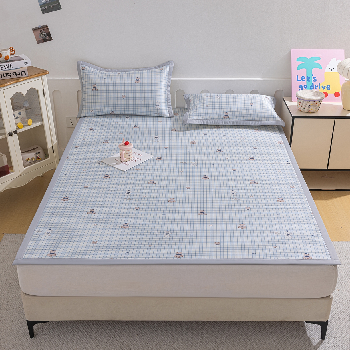 91家纺网 家纺一手货源 找家纺 小萌虎 2026新款碳光冰丝席平铺款床席款 蓝格小熊