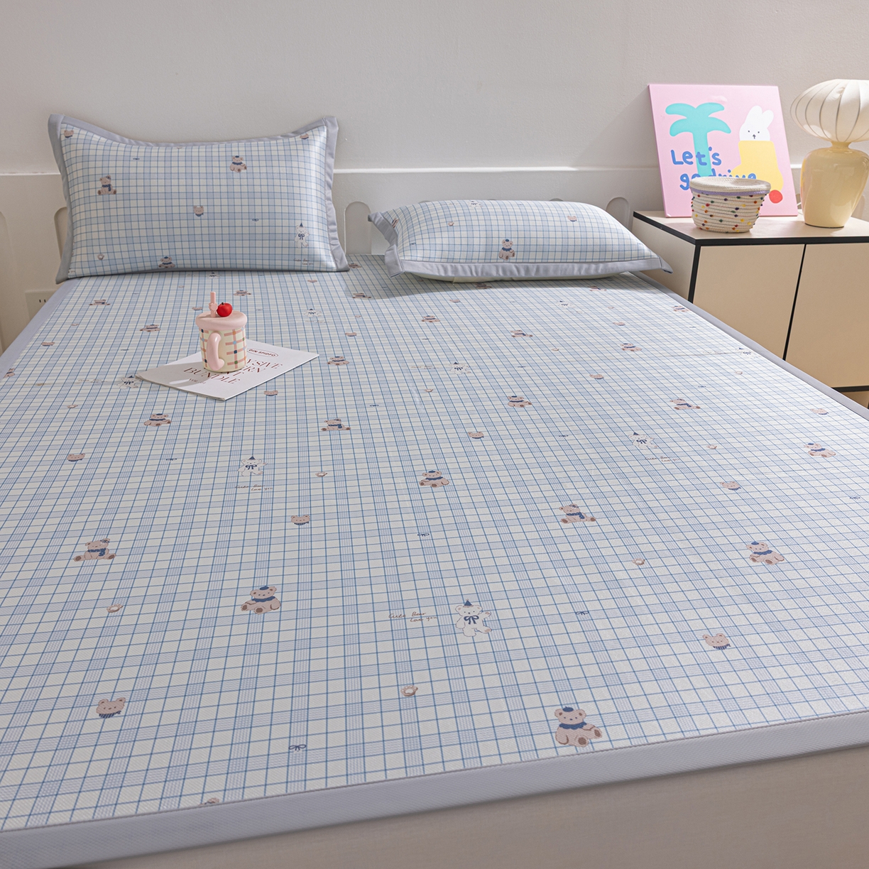 91家纺网 家纺一手货源 找家纺 小萌虎 2026新款碳光冰丝席平铺款床席款 蓝格小熊