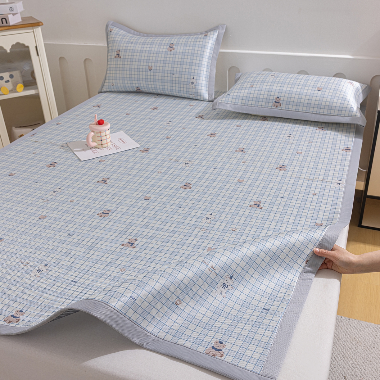 91家纺网 家纺一手货源 找家纺 小萌虎 2026新款碳光冰丝席平铺款床席款 蓝格小熊