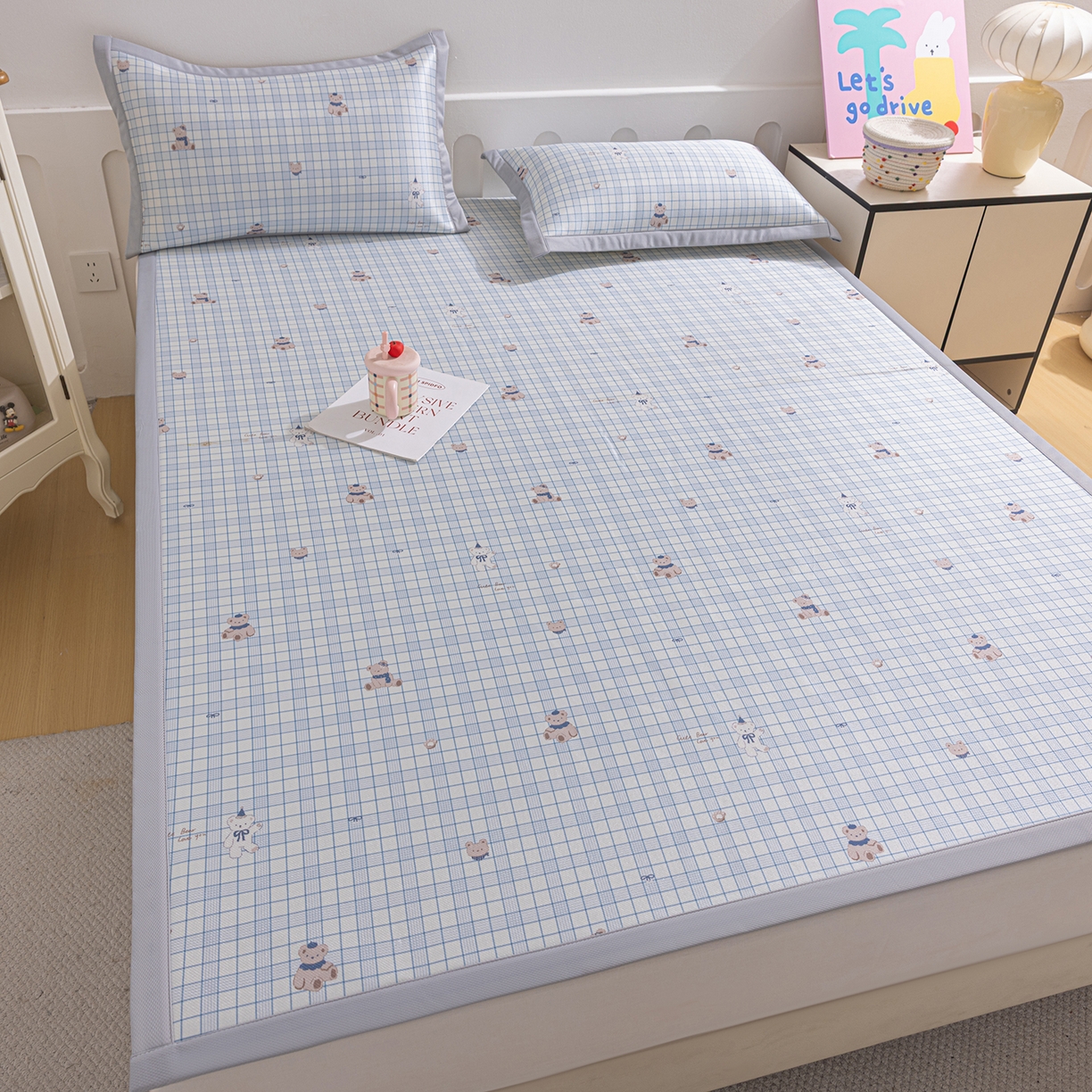 91家纺网 家纺一手货源 找家纺 小萌虎 2026新款碳光冰丝席平铺款床席款 蓝格小熊