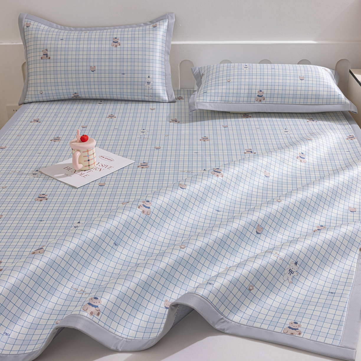 91家纺网 家纺一手货源 找家纺 小萌虎 2026新款碳光冰丝席平铺款床席款 蓝格小熊