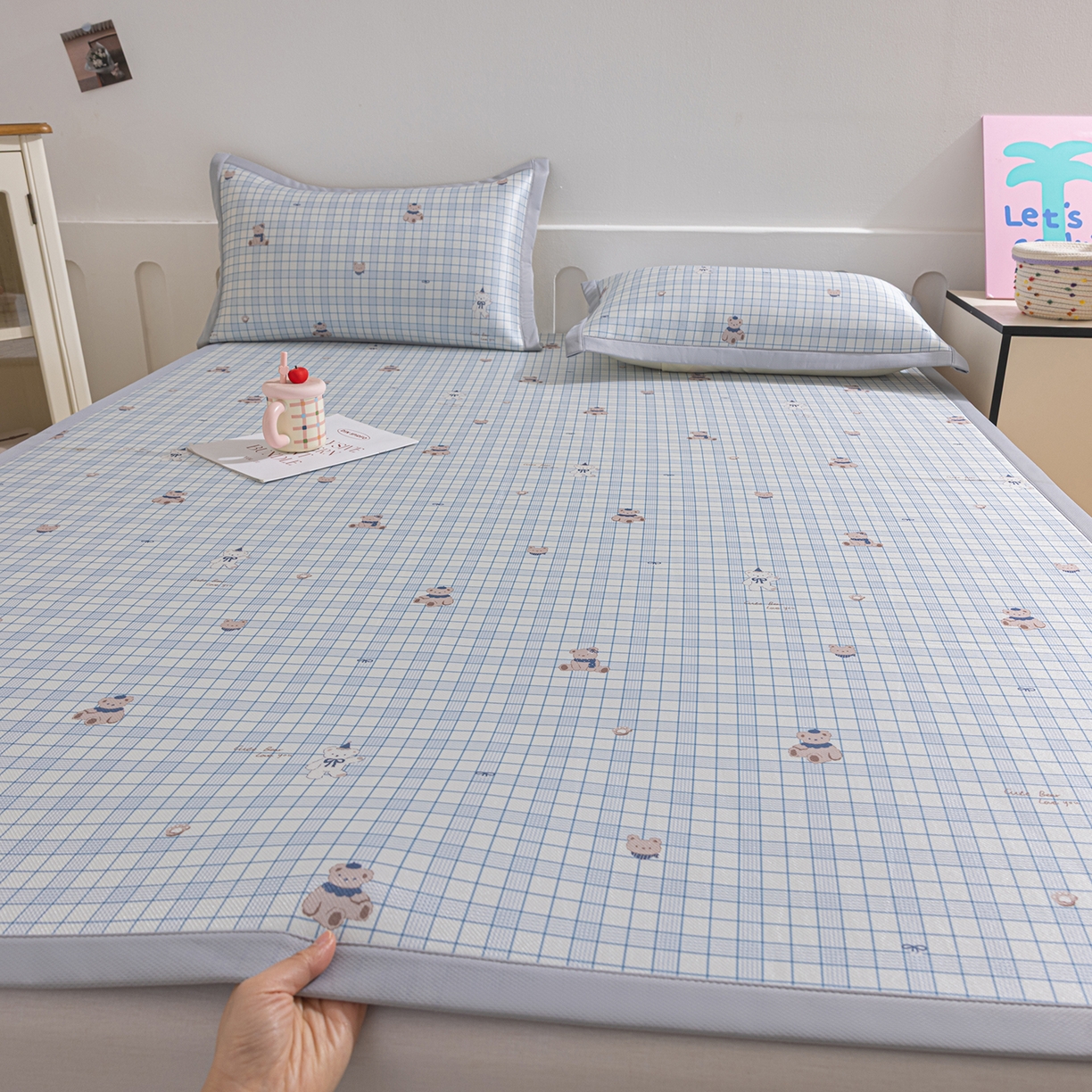 91家纺网 家纺一手货源 找家纺 小萌虎 2026新款碳光冰丝席平铺款床席款 蓝格小熊