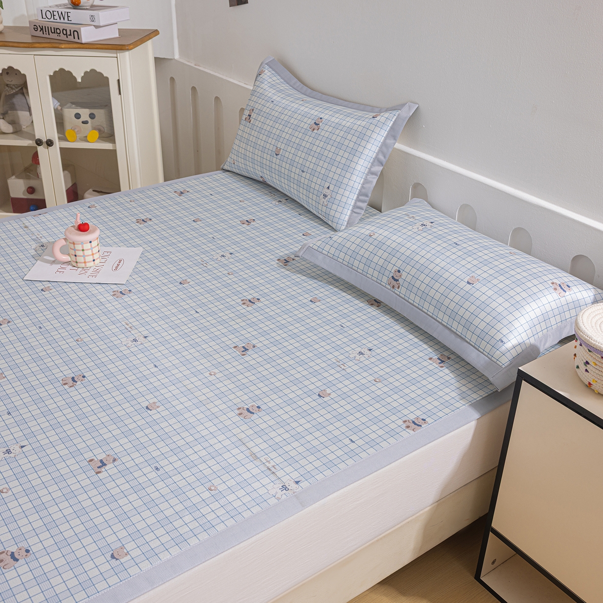 91家纺网 家纺一手货源 找家纺 小萌虎 2026新款碳光冰丝席平铺款床席款 蓝格小熊