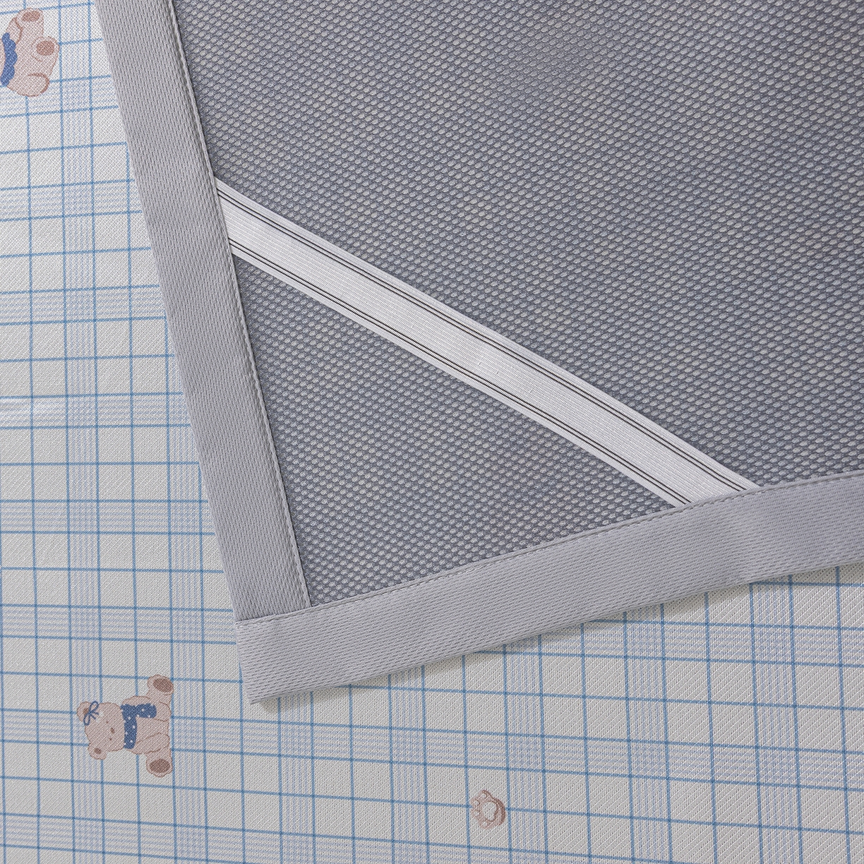 91家纺网 家纺一手货源 找家纺 小萌虎 2026新款碳光冰丝席平铺款床席款 蓝格小熊