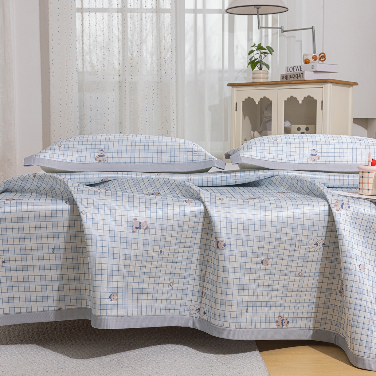 91家纺网 家纺一手货源 找家纺 小萌虎 2026新款碳光冰丝席平铺款床席款 蓝格小熊