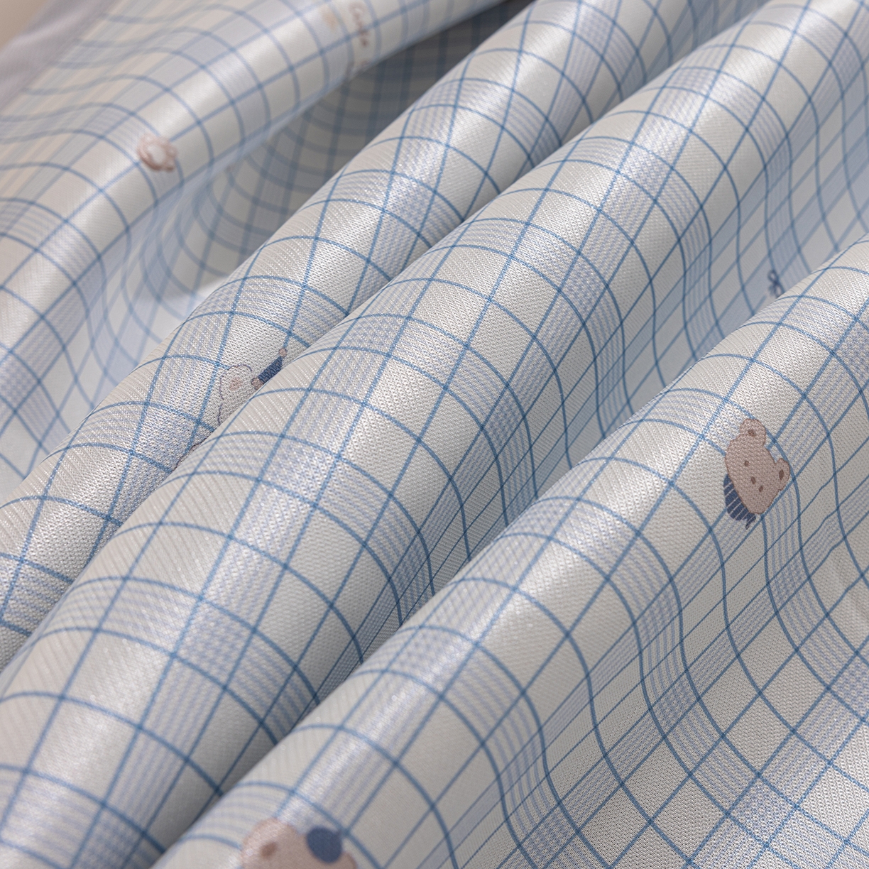 91家纺网 家纺一手货源 找家纺 小萌虎 2026新款碳光冰丝席平铺款床席款 蓝格小熊