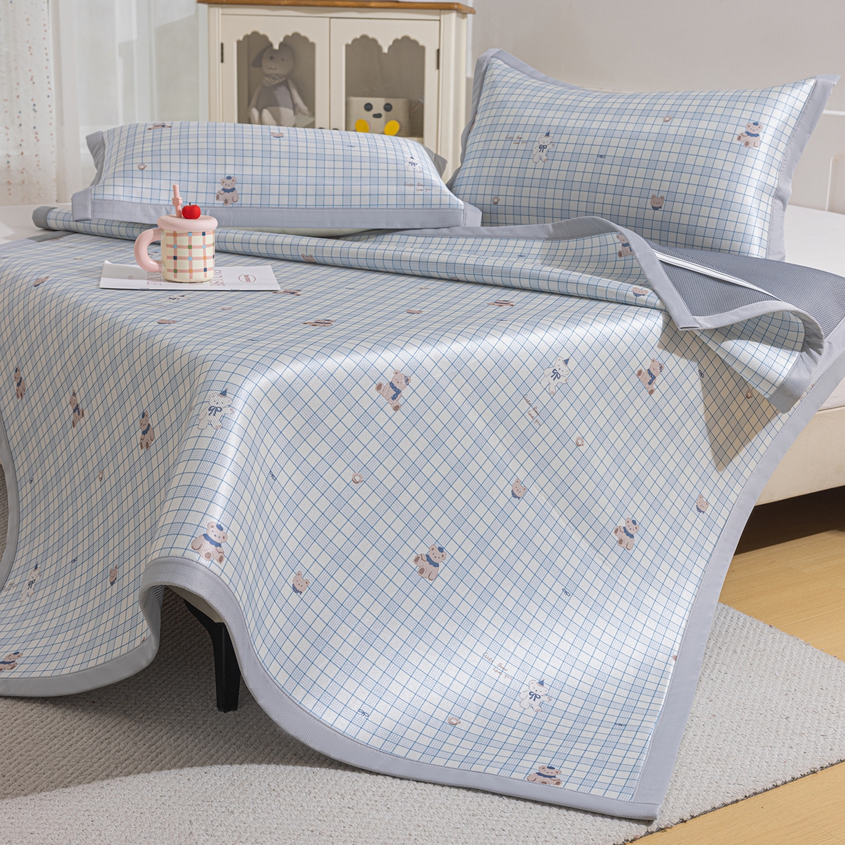 91家纺网 家纺一手货源 找家纺 小萌虎 2026新款碳光冰丝席平铺款床席款 蓝格小熊