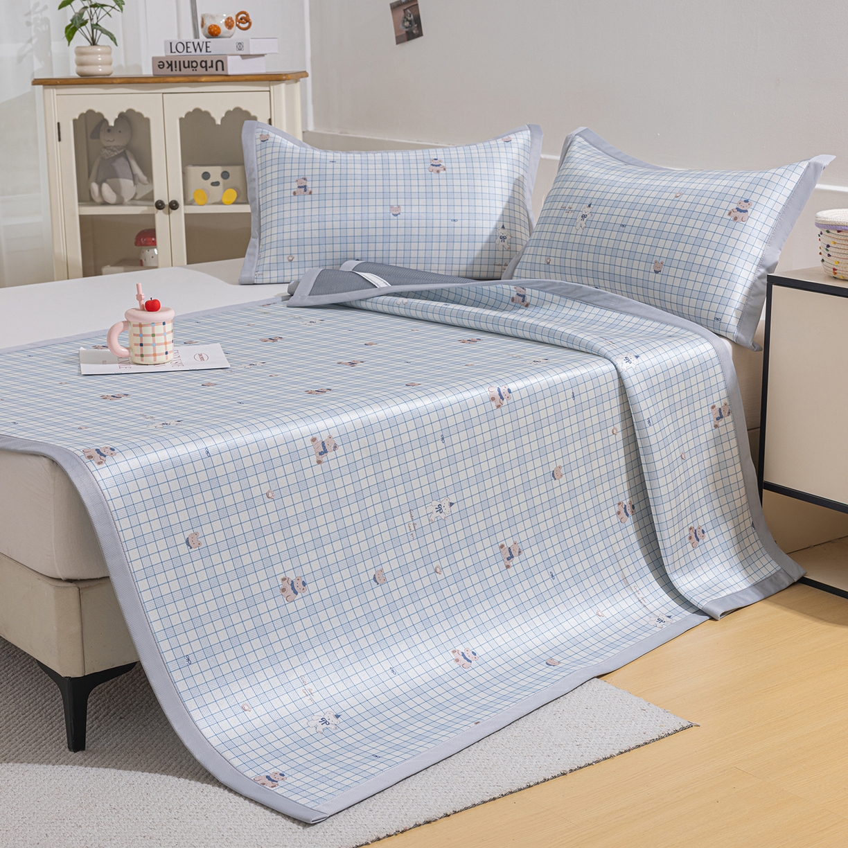 91家纺网 家纺一手货源 找家纺 小萌虎 2026新款碳光冰丝席平铺款床席款 蓝格小熊