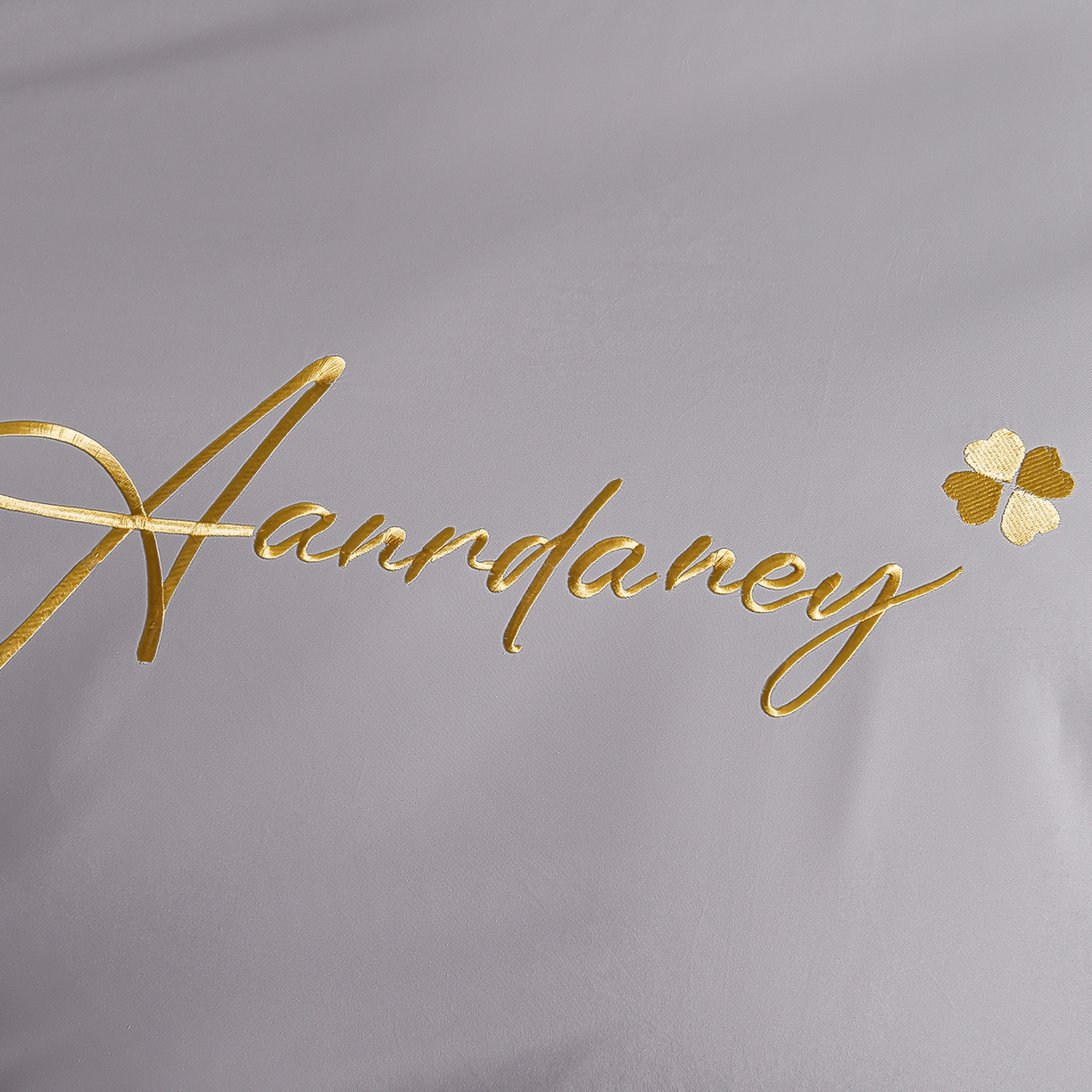 91家纺网 家纺一手货源 找家纺 湘雪家居 2026新款长绒棉高支高密纯棉刺绣四件套-幕镜款 幕镜-椰子灰