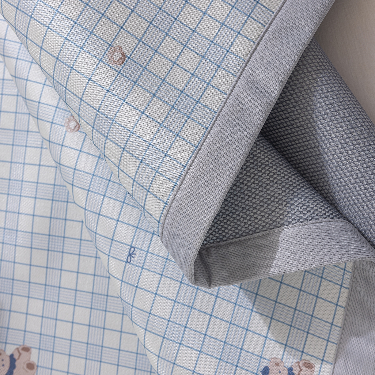 91家纺网 家纺一手货源 找家纺 小萌虎 2026新款碳光冰丝席平铺款床席款 蓝格小熊