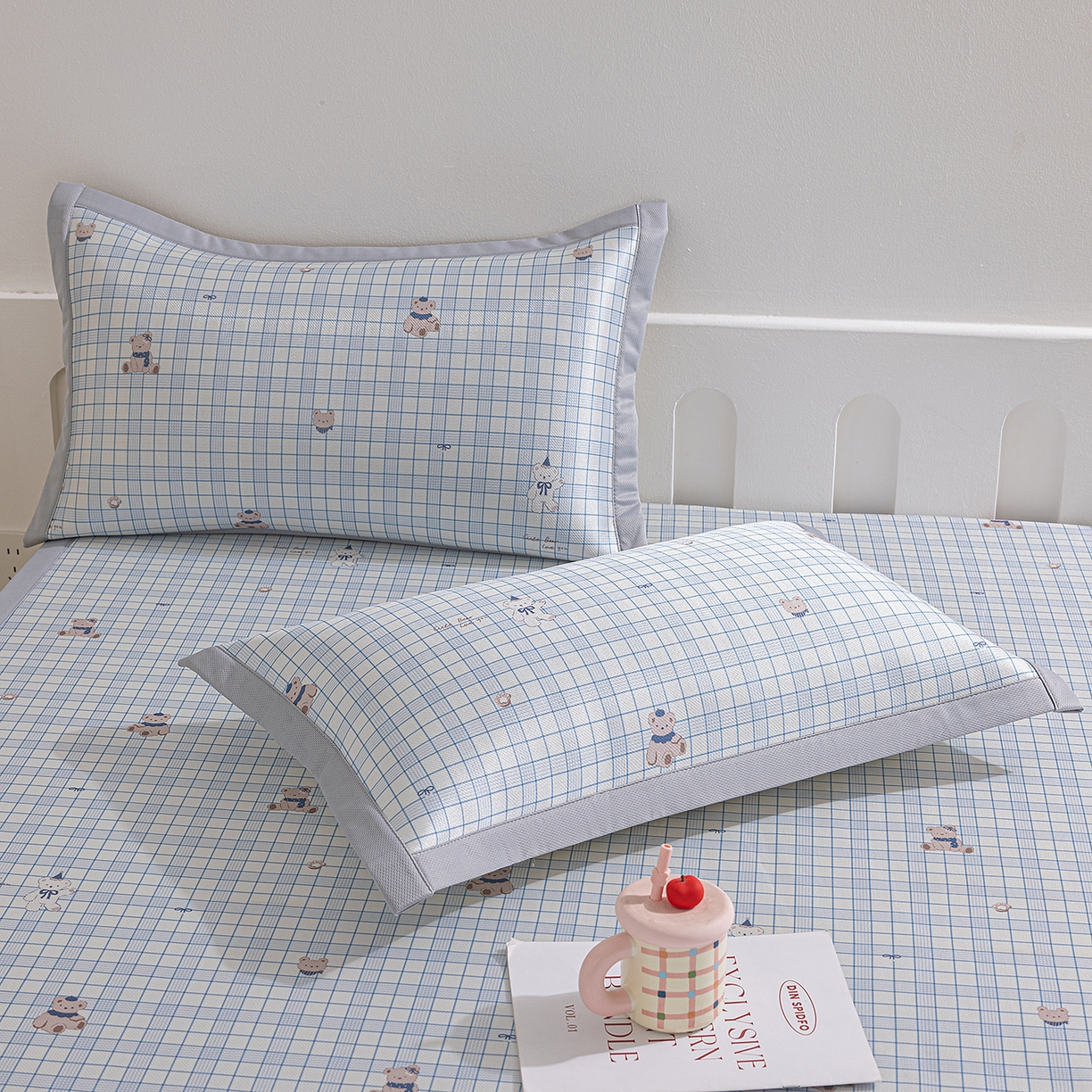 91家纺网 家纺一手货源 找家纺 小萌虎 2026新款碳光冰丝席平铺款床席款 蓝格小熊