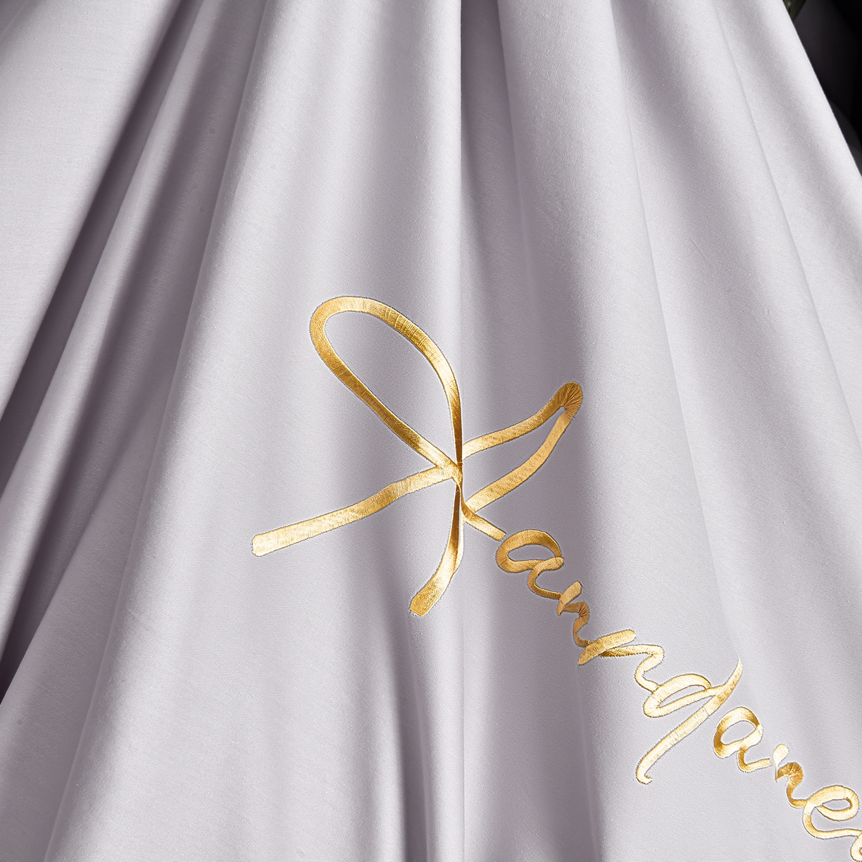 91家纺网 家纺一手货源 找家纺 湘雪家居 2026新款长绒棉高支高密纯棉刺绣四件套-幕镜款 幕镜-椰子灰