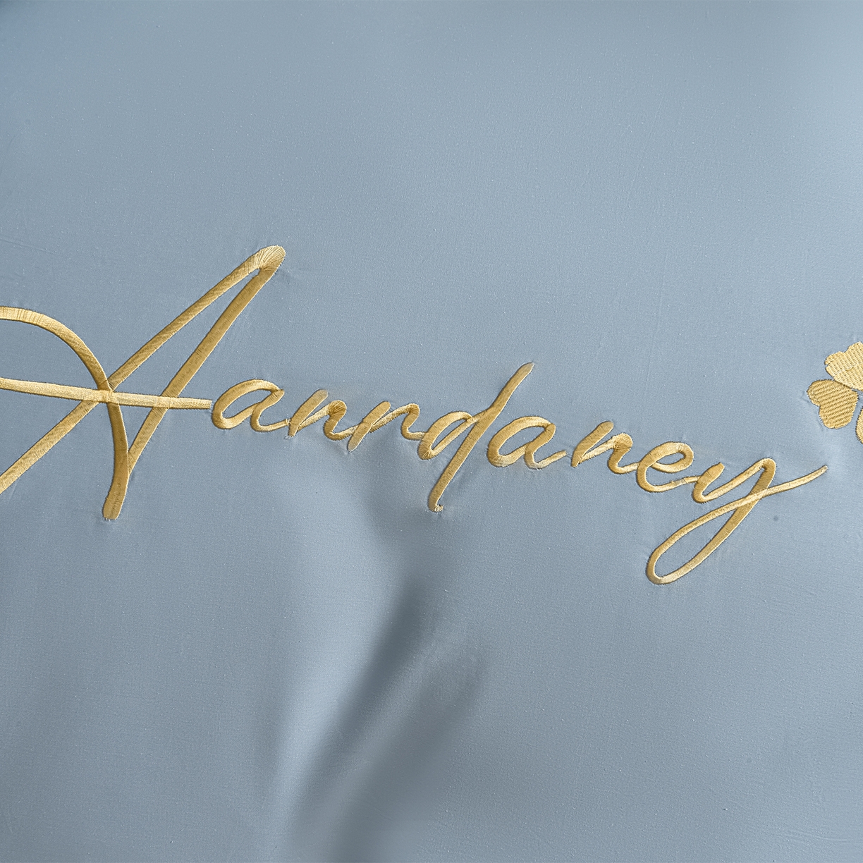 91家纺网 家纺一手货源 找家纺 湘雪家居 2026新款长绒棉高支高密纯棉刺绣四件套-幕镜款 幕镜-烟雾蓝