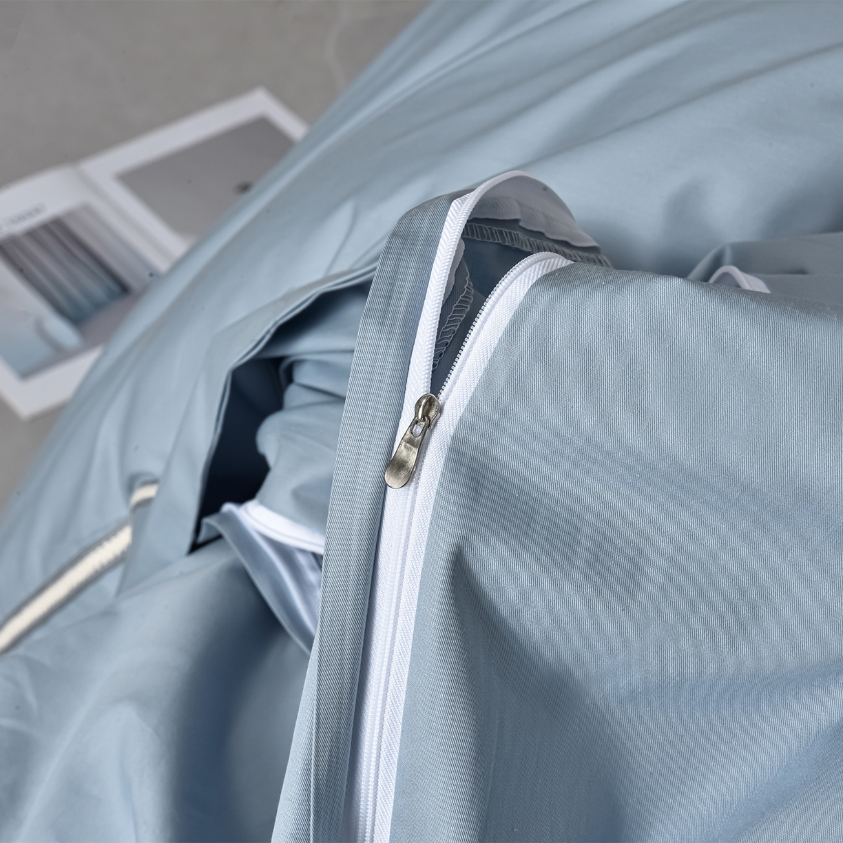 91家纺网 家纺一手货源 找家纺 湘雪家居 2026新款长绒棉高支高密纯棉刺绣四件套-幕镜款 幕镜-烟雾蓝