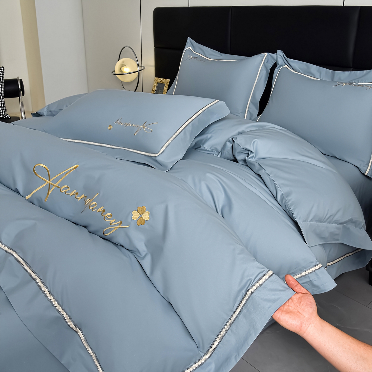 91家纺网 家纺一手货源 找家纺 湘雪家居 2026新款长绒棉高支高密纯棉刺绣四件套-幕镜款 幕镜-烟雾蓝