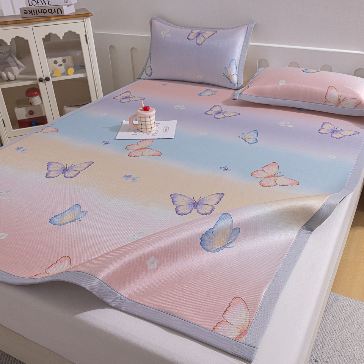 91家纺网 家纺一手货源 找家纺 小萌虎 2026新款碳光冰丝席平铺款床席款 七彩蝴蝶