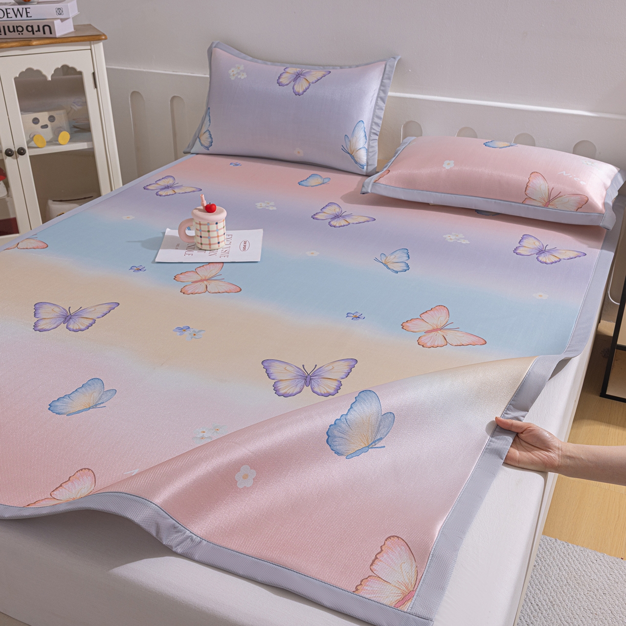 91家纺网 家纺一手货源 找家纺 小萌虎 2026新款碳光冰丝席平铺款床席款 七彩蝴蝶