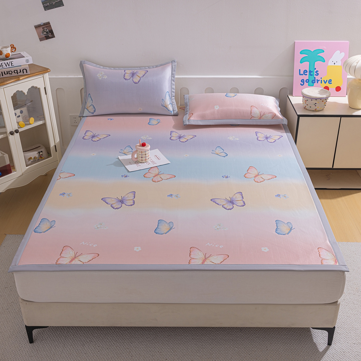 91家纺网 家纺一手货源 找家纺 小萌虎 2026新款碳光冰丝席平铺款床席款 七彩蝴蝶